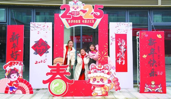 市民在“充国里”有机生活街区拍照。