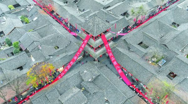 “非遗贺新春·阆中古城过大年”春节文化活动启动，阆中古城洋溢着浓厚的节日气氛。